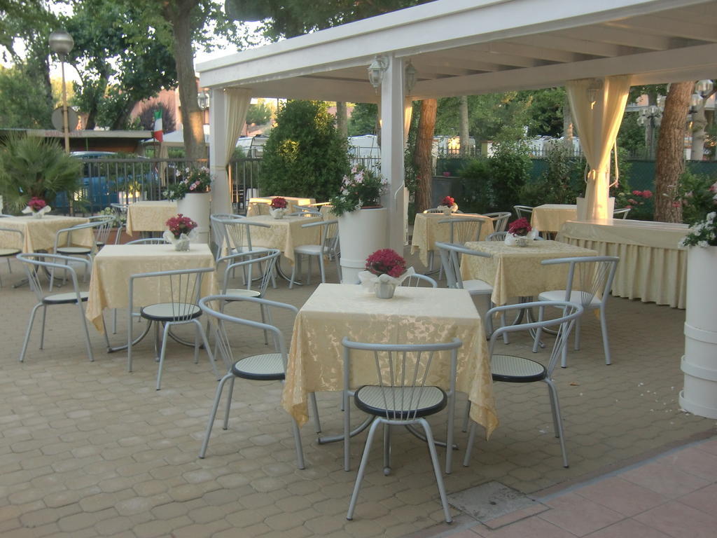 Hotel Explorer Cervia Exterior foto